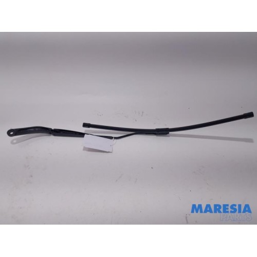 Renault - Captur - Front wiper arm