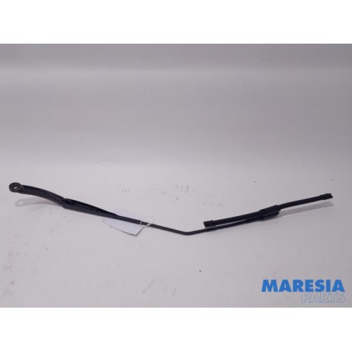 Renault - Captur - Front wiper arm