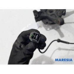 Renault - Clio - Knuckle, front right