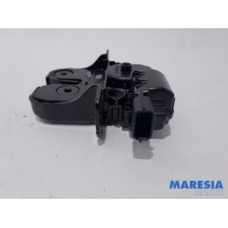 Renault - Captur - Tailgate lock mechanism