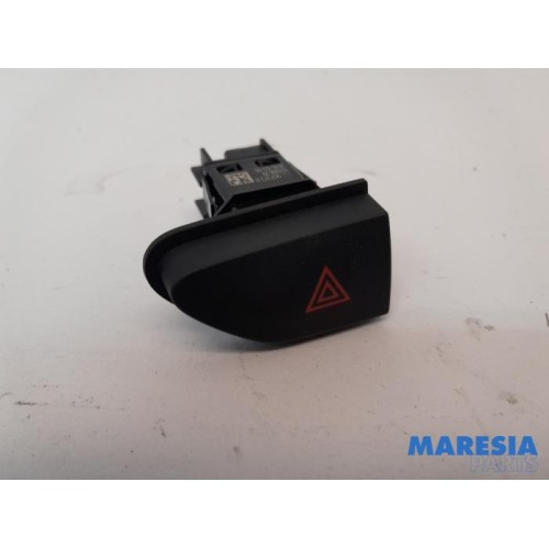 Renault - Captur - Panic lighting switch