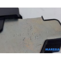 Peugeot - 208 - Tailgate lock mechanism