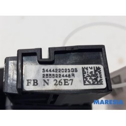 Renault - Clio - Steering wheel mounted radio control
