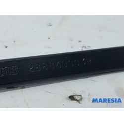 Renault - Scenic - Front wiper arm
