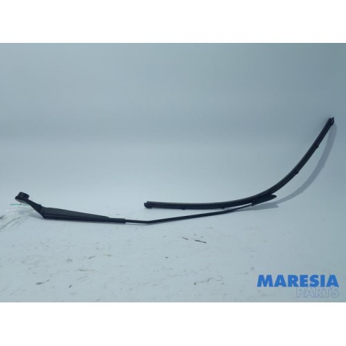 Renault - Scenic - Front wiper arm