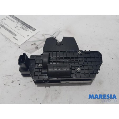 Peugeot - 208 - Tailgate lock mechanism