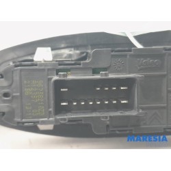 Peugeot - 208 - Multi-functional window switch