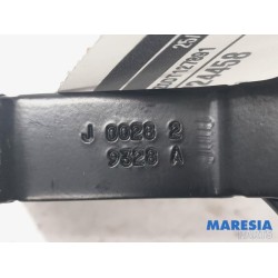 Peugeot - 208 - Insertion ceinture de sécurité avant gauche