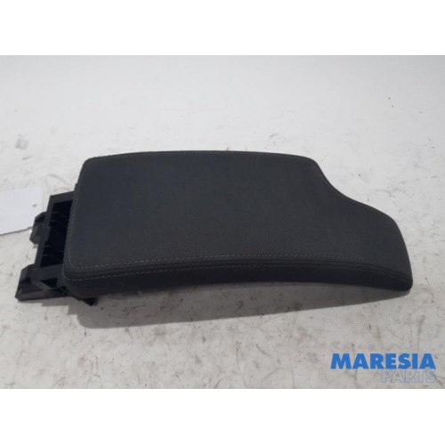 Renault - Megane - Armrest