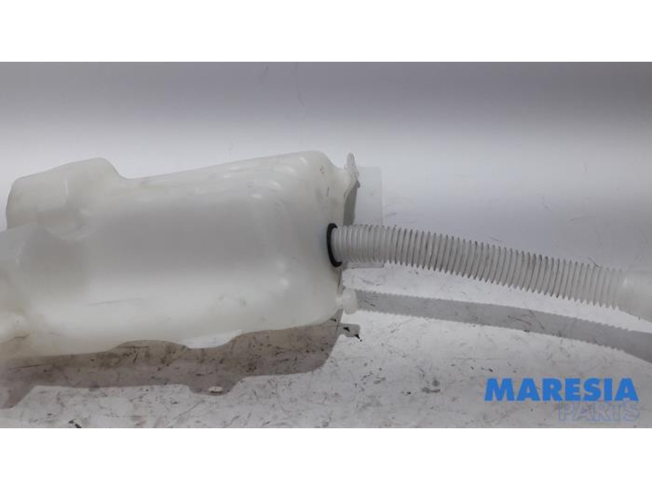 Citroen - C4 - Front windscreen washer reservoir