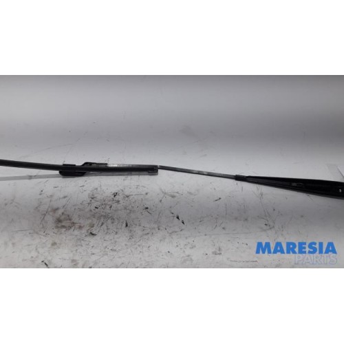 Renault - Twingo - Front wiper arm