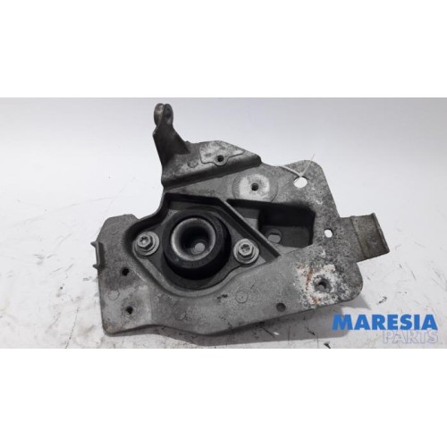 Renault - Twingo - Engine mount