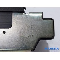Peugeot - 5008 - Tailgate lock mechanism