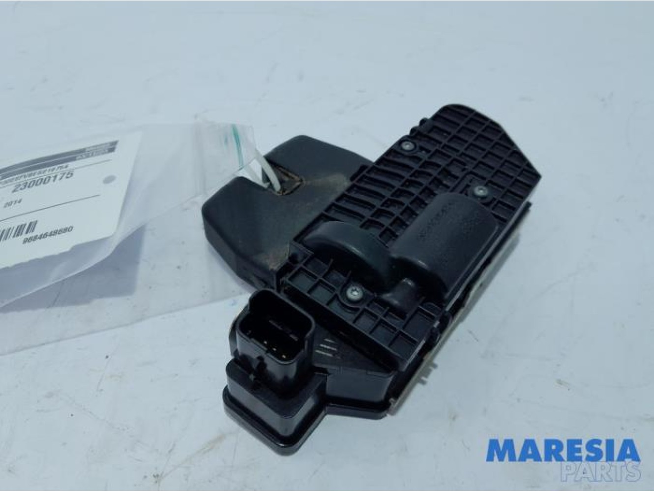 Peugeot - 5008 - Tailgate lock mechanism