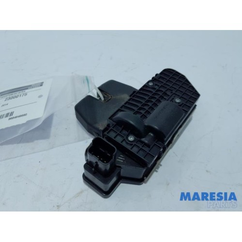 Peugeot - 5008 - Tailgate lock mechanism