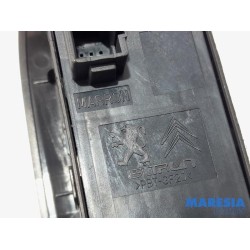 Peugeot - 208 - Multi-functional window switch