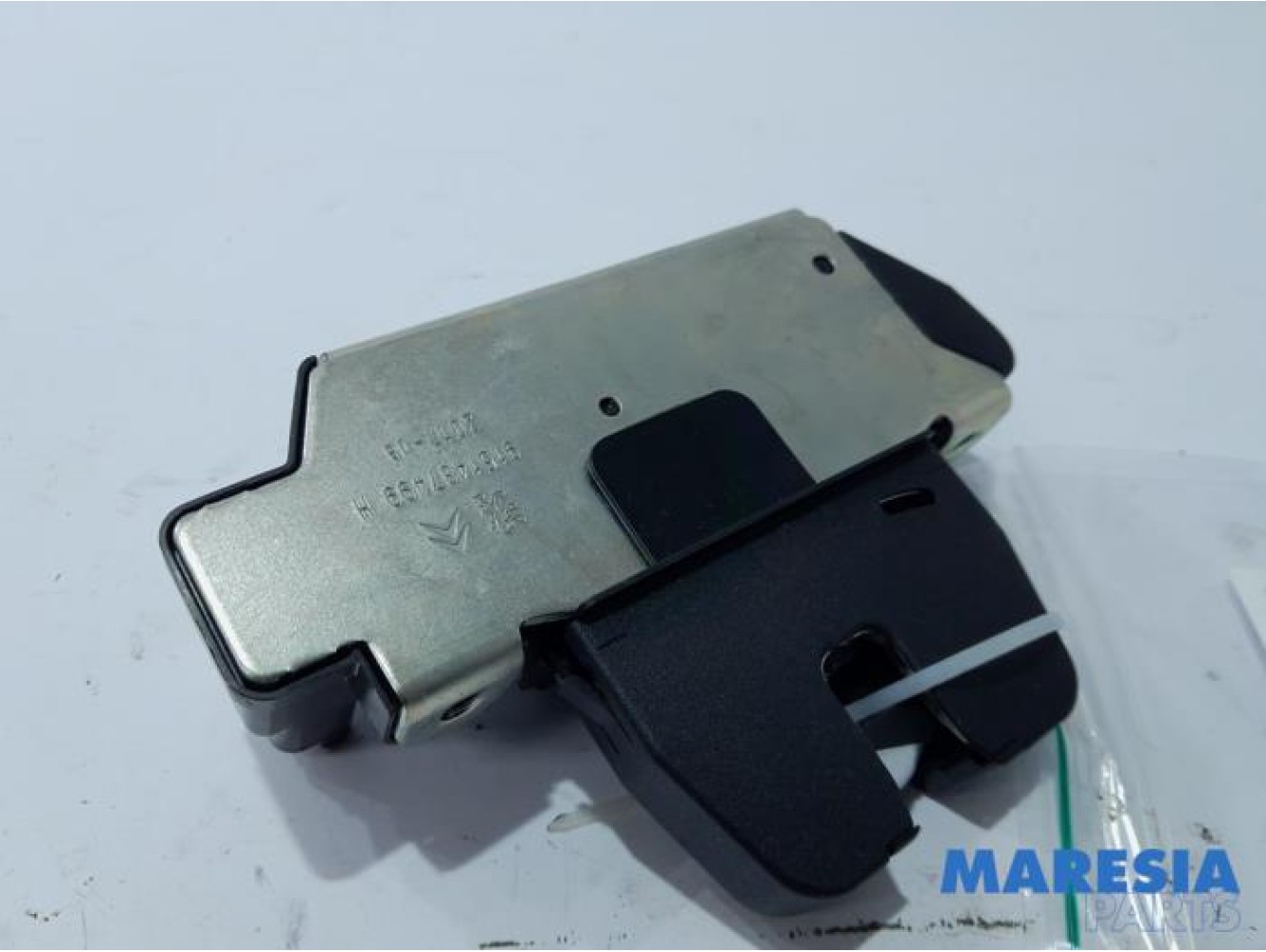 Peugeot - 208 - Tailgate lock mechanism