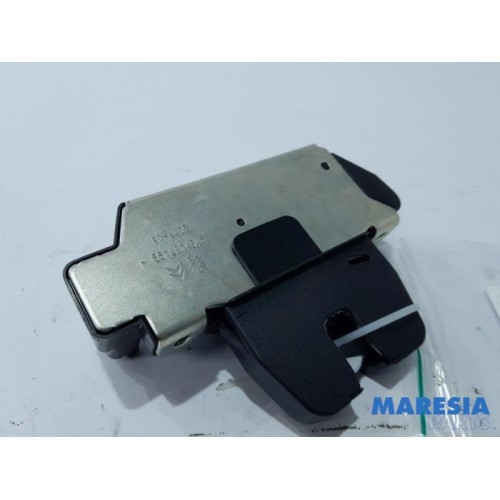 Peugeot - 208 - Tailgate lock mechanism