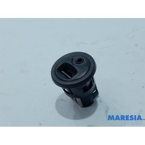 Peugeot - 208 - AUX / USB connection