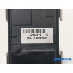 Peugeot - 207 - Multi-functional window switch