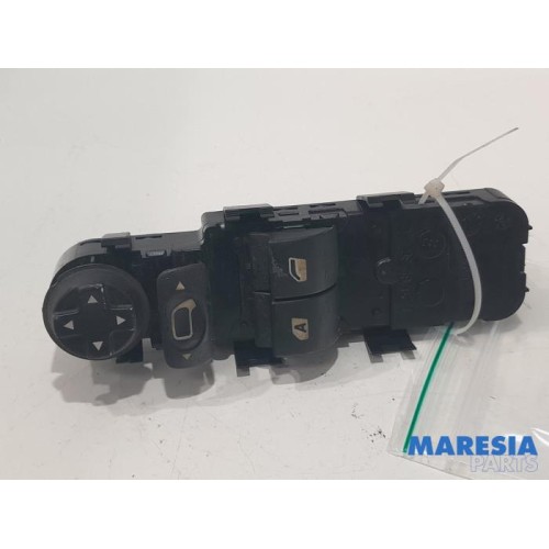 Peugeot - 207 - Multi-functional window switch
