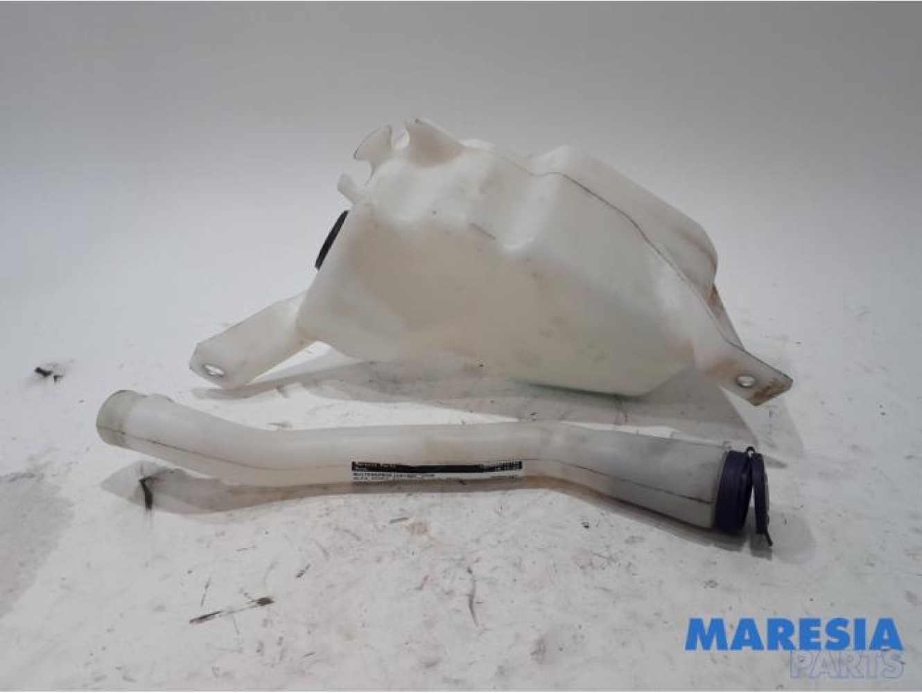 Alfa Romeo - Giulietta - Front windscreen washer reservoir
