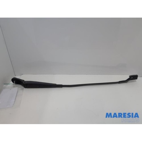Peugeot - 5008 - Front wiper arm