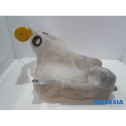 Renault - Megane - Front windscreen washer reservoir