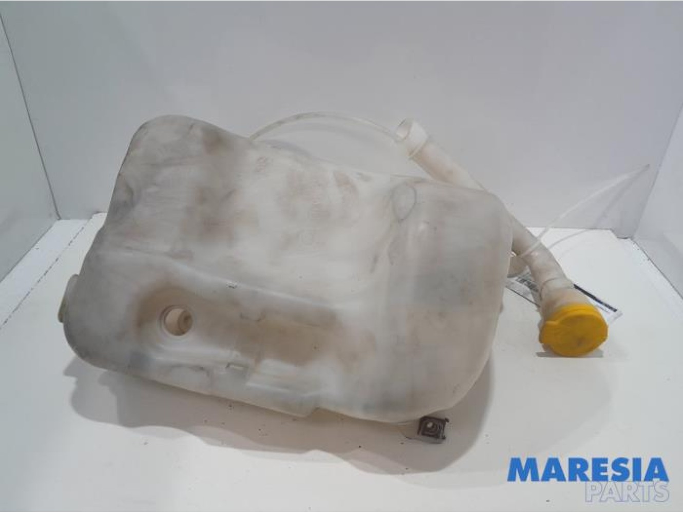 Renault - Megane - Front windscreen washer reservoir