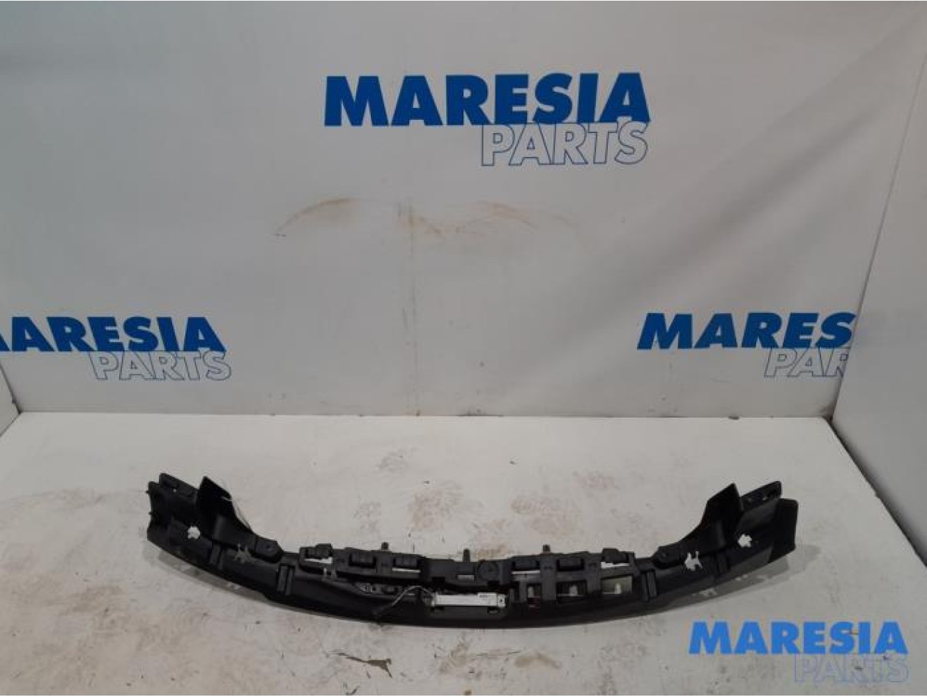 Renault - Megane - Rear bumper bracket central