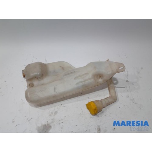 Renault - Megane - Front windscreen washer reservoir