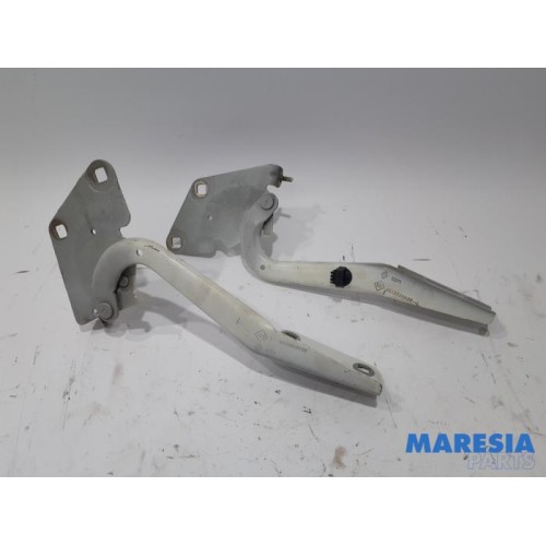 Renault - Megane - Bonnet Hinge