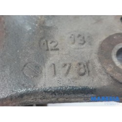 Renault - Megane - Knuckle, front left
