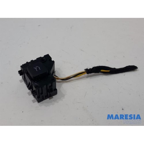 Alfa Romeo - Giulia - Tailgate switch