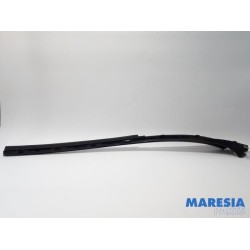 Renault - Trafic - Frontscreen frame