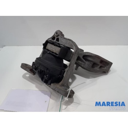 Renault - Trafic - Engine mount
