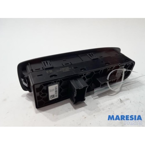 Renault - Megane - Multi-functional window switch