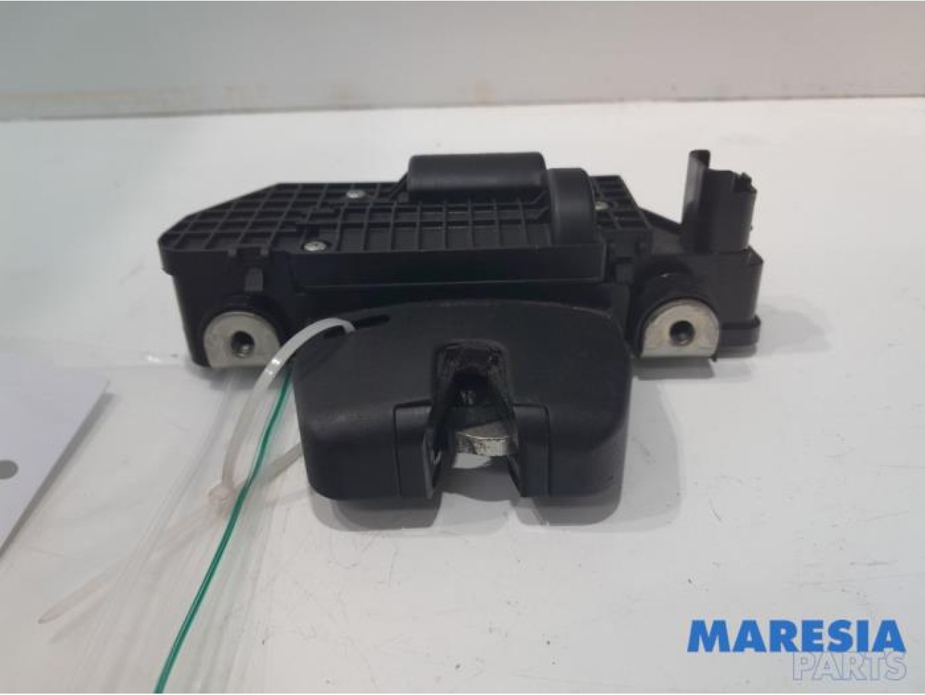 Peugeot - 5008 - Tailgate lock mechanism