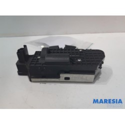 Peugeot - 5008 - Tailgate lock mechanism
