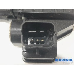 Peugeot - 5008 - Tailgate lock mechanism