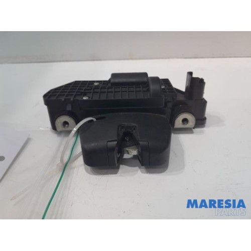 Peugeot - 5008 - Tailgate lock mechanism