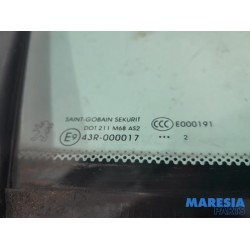 Peugeot - 5008 - Quarter light, front right