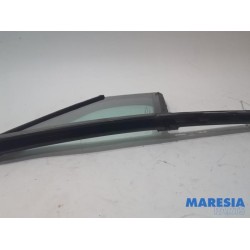 Peugeot - 5008 - Quarter light, front right
