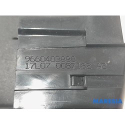 Peugeot - 308 - Tailgate lock mechanism