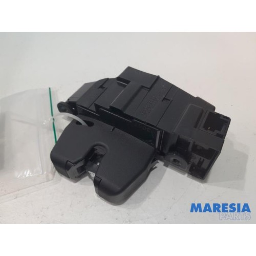 Peugeot - 308 - Tailgate lock mechanism