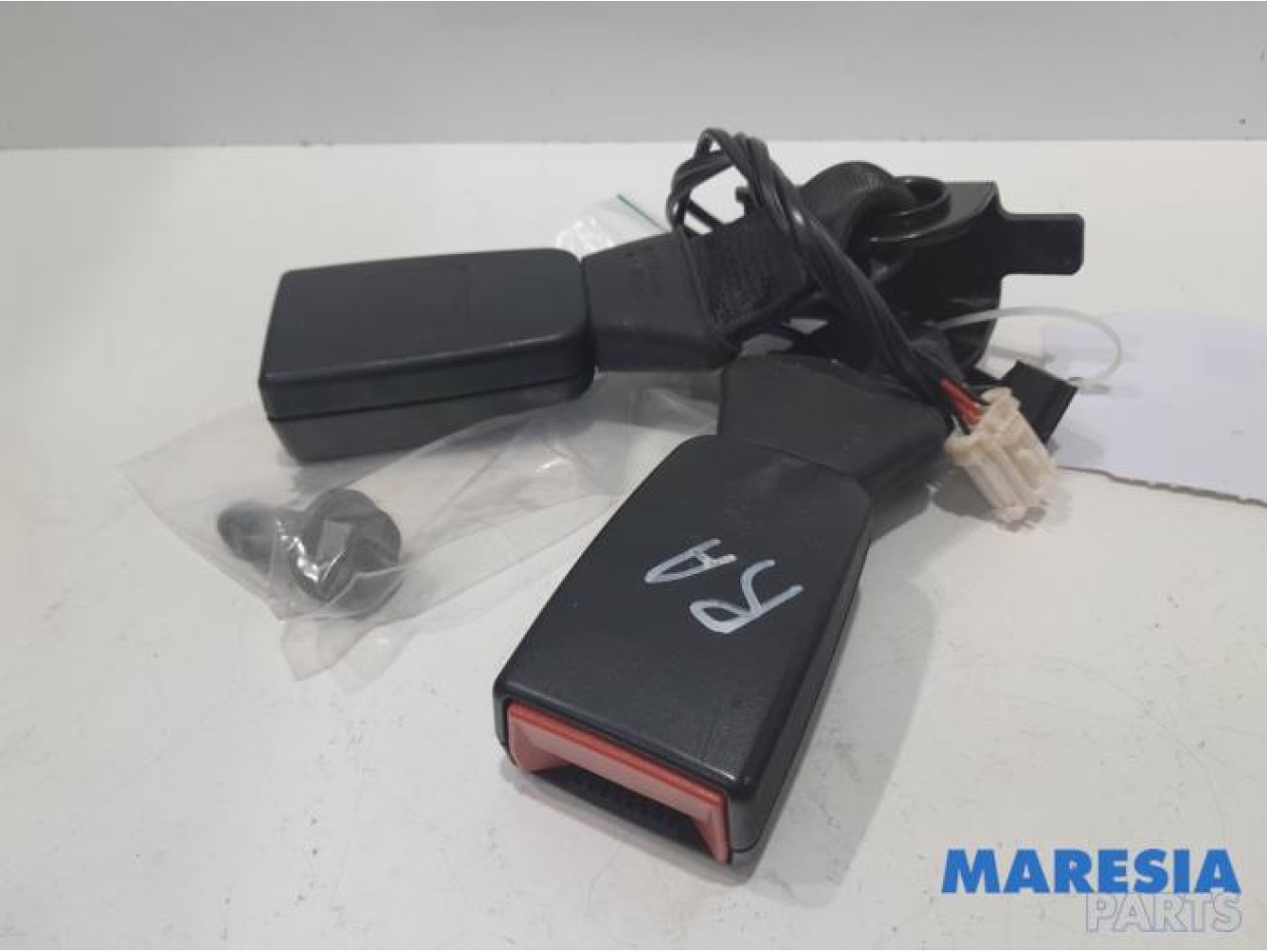 Citroen - C4 Cactus - Insertion ceinture de sécurité arrière centre