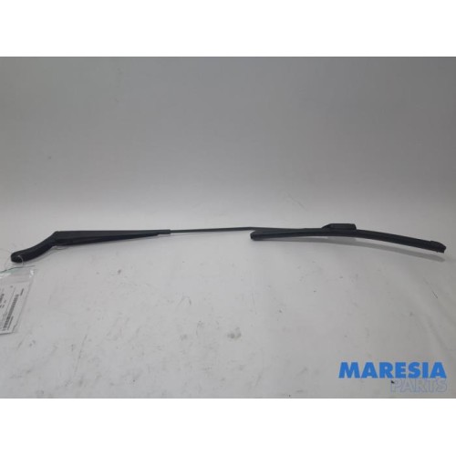 Renault - Twingo - Front wiper arm