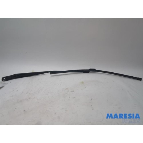 Peugeot - 5008 - Front wiper arm