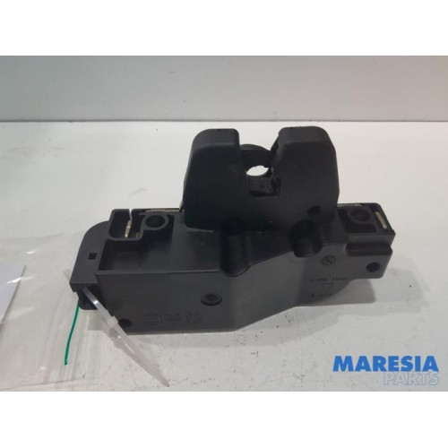Peugeot - 307 - Tailgate lock mechanism