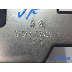 Peugeot - 208 - Tailgate lock mechanism
